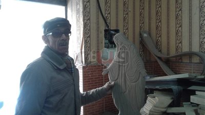 مصر الحلوة..«عم السيد» مسلم يصنع توابيت موتى الأقباط.. الأرمن والأتراك بدءوا التعامل مع جده.. نحت صورة العذراء والسيد المسيح بداية «الشغل»..ويكشف كواليس شهرته في أنحاء المحروسة