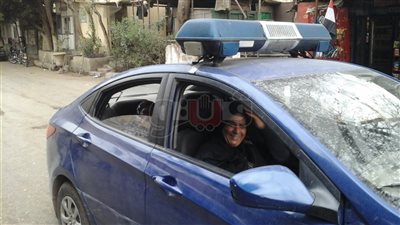 سيارة نجدة تعيد مسنة لمنزلها بعد الإدلاء بصوتها (صور)