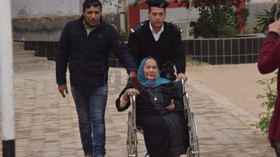 مسنة مصابة ببتر بالقدم تشارك بالانتخابات في مطروح (فيديو وصور)