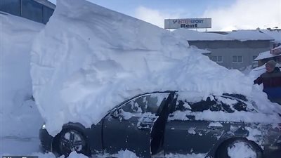 سيارة تتحول لجبل ثلج بموقف للسيارات (فيديو وصور)