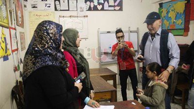 عزت أبو عوف مداعبًا قوات التأمين :«خلوا بالكم» (فيديو وصور)