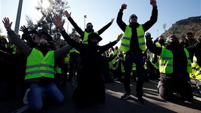 آلاف السائقين في برشلونة يحتجون ضد «أوبر» (صور)