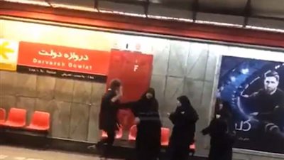 ثلاث نساء يحاولن إجبار إيرانية على ارتداء الحجاب بالمترو (فيديو وصور)