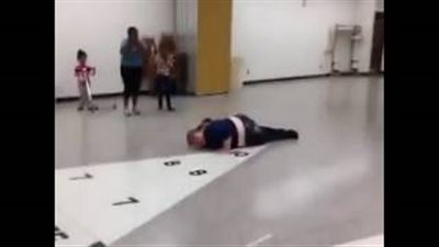 بالفيديو.. سقوط مروع لامرأة بدينة أثناء استعراض مهاراتها