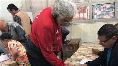 أحمد ناجي يدلي بصوته في الانتخابات الرئاسية (صور)