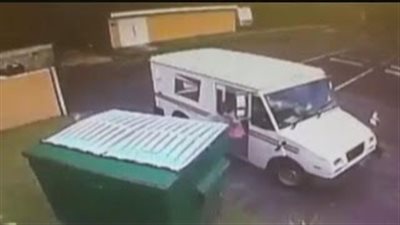 بالفيديو.. موظفة بريد بأمريكا تلقي بالطرود في القمامة