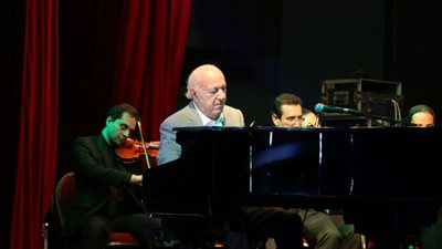 بالفيديو..عمر خيرت يشعل حفل «في حب الوطن» بجامعة القاهرة