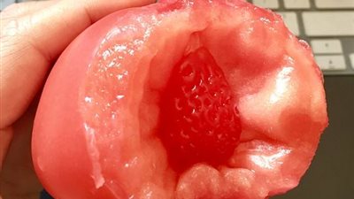 بالصور.. لقطات صادمة لفراولة داخل ثمرة طماطم