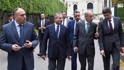 رئيس الوزراء يتابع سير الانتخابات من غرفة عمليات الحكومة.. شريف إسماعيل: العملية منتظمة ولا يعوقها سوى العاصفة الترابية.. وتطبيق إستراتيجية جديدة للتعليم هذا العام