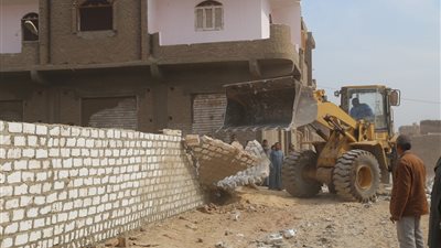 شن حملة مكبرة لإزالة التعديات بقرية المحروسة في قنا (صور)