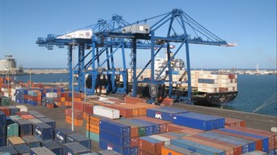 تداول 15 سفينة و9 سفن في انتظار الدخول بميناء دمياط