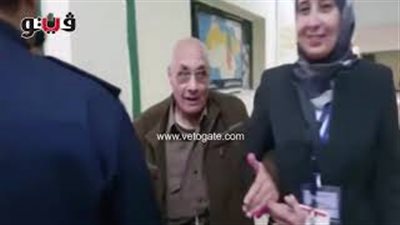 وفد من محافظة الدقهلية يساعد مسنًا للإدلاء بصوته في الانتخابات