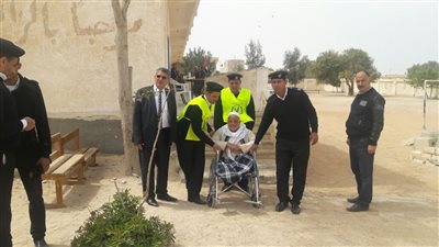 مسن مبتور القدمين يشارك بالانتخابات الرئاسية في مطروح (صور)