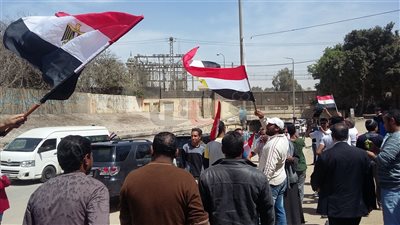 «الغرامة» تدفع الناخبين للتوافد بكثافة على لجان طرة (صور)