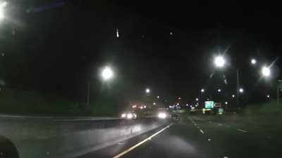 بالفيديو.. مخمور يعطل حركة المرور بالطريق