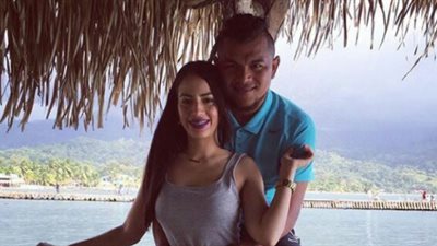 مهاجم إنبي يقضي إجازة نهاية الموسم مع زوجته بهندوراس