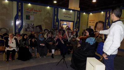 سعودية تنال إعجاب الجميع بعزفها في معرض القاهرة للكتاب (فيديو)