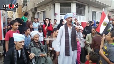على أنغام الربابة أهالي قنا يحشدون الناخبين أمام اللجان (فيديو)