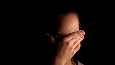 «خيانة زوج.. وانتقام أم».. هشام استولى على راتب حنان طوال 16 سنة وتزوج عليها 3 مرات.. التأخير خارج المنزل والمكالمات الهاتفية كلمة السر.. و«وجبة سمك» تُنهي حياة الزوج