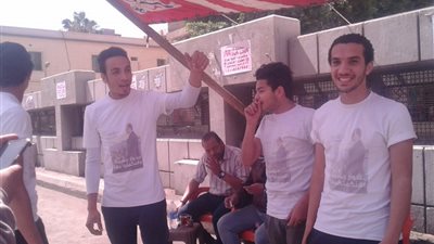 شباب العباسية يساعدون كبار السن للإدلاء بأصواتهم في الانتخابات