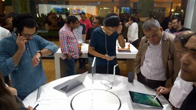 بالصور.. إقبال كبير من المواطنين لشراء هاتف iPhone 8