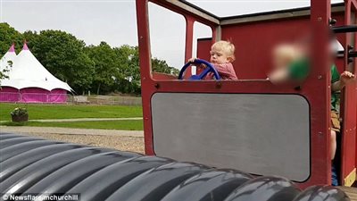 بالفيديو والصور.. طفل يفضح والده بتقليد ما فعله في سيارته