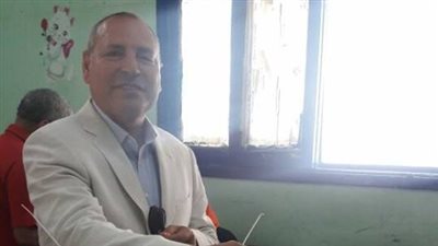 رئيس حي مصر الجديدة يدلى بصوته بالمعادي (صور)