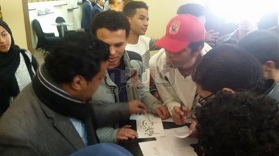 جناح الأزهر يعلم زوار معرض الكتاب الخط العربي