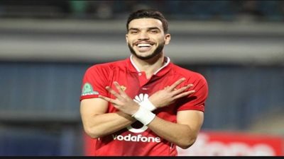 أزارو يصل إلى القاهرة ويتابع مران الأهلي من مقاعد البدلاء