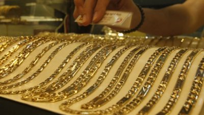 تراجع أسعار الذهب إلى أدنى مستوياته في ثلاثة أسابيع عالميا