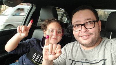 أحمد رزق يدلي بصوته في الانتخابات بـ 6 أكتوبر (صور)