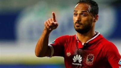 وليد سليمان يؤدي جلسة علاج طبيعي بجمانيزيوم الأهلي