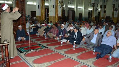 محافظ دمياط يتغيب عن الاحتفال بليلة القدر بمسجد البحر (صور)