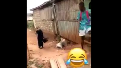 رد فعل شباب تعرضت فتاة لموقف محرج أمامهم (فيديو)