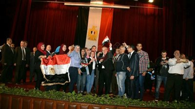 طلاب جامعة القاهرة يفاجئون الخشت في عيد ميلاده ويلتقطون معه السيلفي