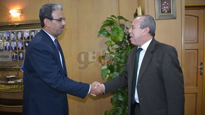 محافظ دمياط يستقبل رئيس منطقة البريد الجديد بمكتبه