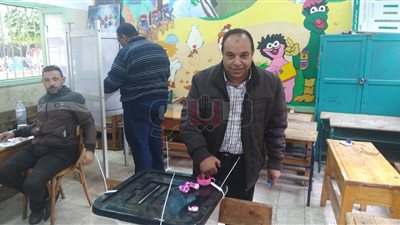 رئيس اتحاد تنس الطاولة يدلي بصوته في كفر الشيخ