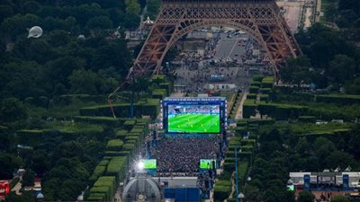 بالفيديو.. فوضى وذعر قرب برج إيفل خوفا من هجوم إرهابي لـ«داعش»