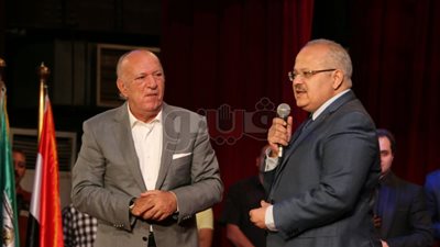 رئيس جامعة القاهرة يكرم الموسيقار عمر خيرت