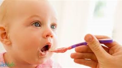 للأمهات.. 5 أطعمة ضرورية لتغذية طفلك بعد الشهر الثامن