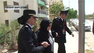 رجال الشرطة يساعدون كبار السن في الانتخابات الرئاسية (فيديو)