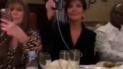 بالفيديو.. عائلة كارداشيان تحتفل بعيد ميلاد كيم بأغنية عربية