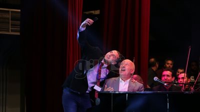 بالصور.. طالب يقتحم مسرح جامعة القاهرة لالتقاط «سيلفي» مع عمر خيرت