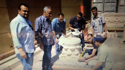 بالصور.. تفريغ 1200 قطعة أثرية في مخازن المتحف المصري الكبير