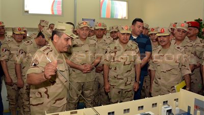 وزير الدفاع يفتتح خطوط التأمين الفني بإحدى ورش القوات المسلحة