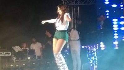 بالصور..هيفاء وهبي تخطف الأنظار بـ«هوت شورت» في حفل الجامعة الأمريكية