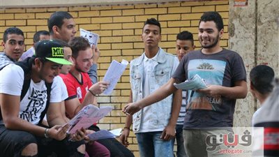 بالصور.. طلاب «المنيرة» يدخنون السجائر قبل فتح اللجان