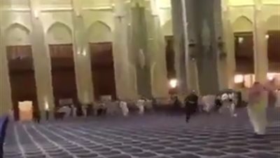 مصلون بمسجد كويتي يتسابقون على الصفوف الأولى في ليلة القدر (فيديو)