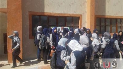 بالصور.. حواجز حديدية لمنع أولياء أمور طلاب الثانوية من دخول لجان قنا