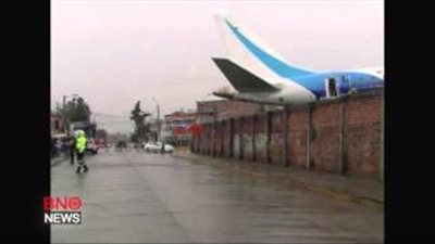 بالفيديو.. إصابة شخصين في انزلاق طائرة أثناء الهبوط بالإكوادور